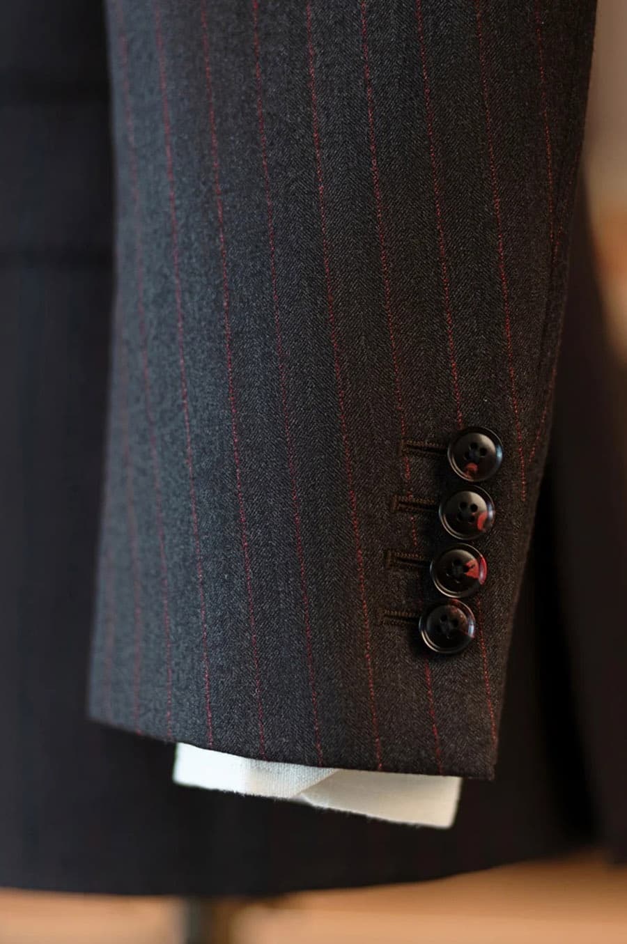 Bộ Vest Đen Sọc Đỏ 4